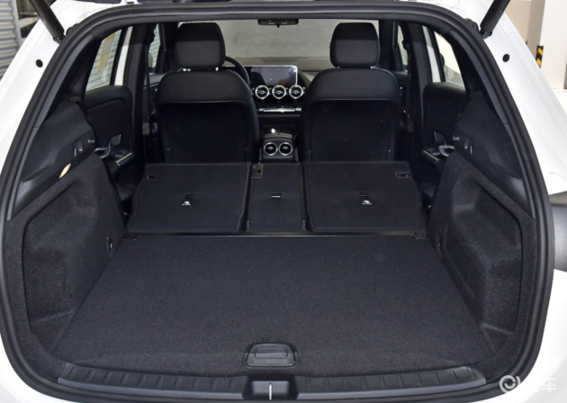 全新梅赛德斯-奔驰GLA 200评测_奔驰GLA 200外观内饰详解_奔驰gla200男人开适合吗