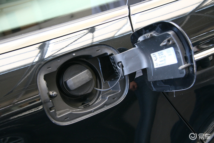 2009款 2.4 舒适型 奥迪a6l 2.4 舒适型 油箱 盖高清图片