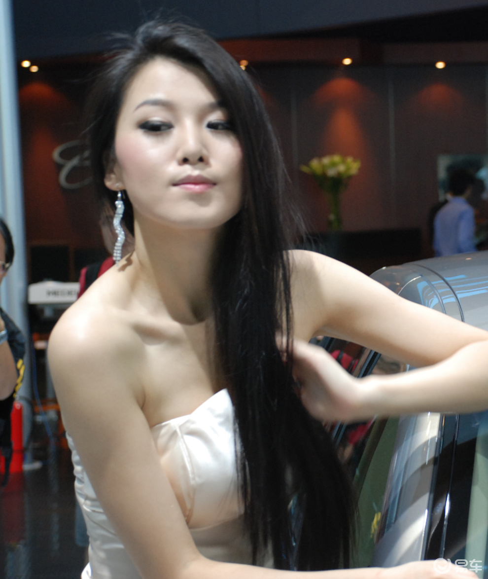 车展美女 长发火辣模特图片