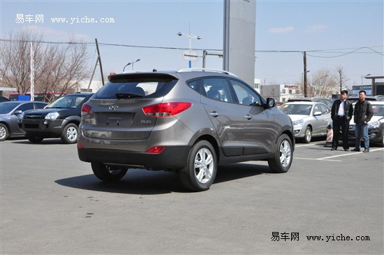 ix35提供了魅红,炫黑,闪铜