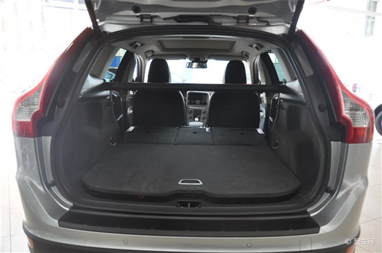 xc60的内部乘坐空间还算比较宽敞的,后排即使乘坐三名乘客也不成问题.