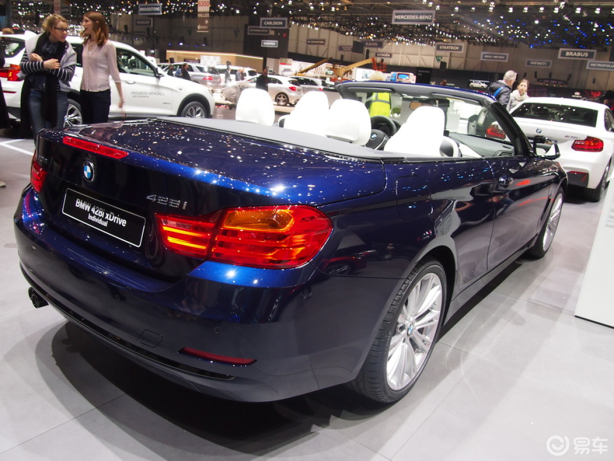 【宝马4系2017款双门轿跑 440i xdrive m运动套装侧前45度车头向右