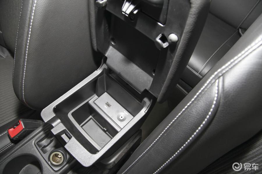 2012新福克斯三箱,风尚般,扶手箱里的usb没电