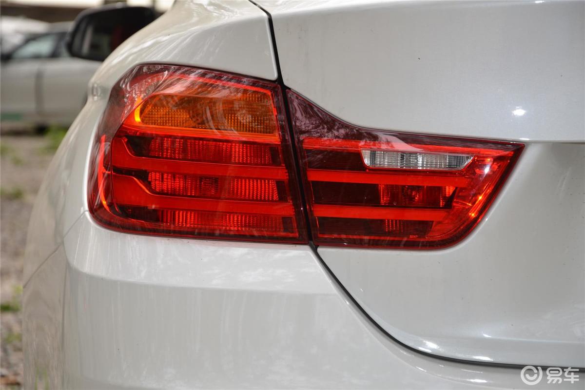 【宝马4系2014款双门轿跑车 420i 设计套装型尾灯侧45度俯拍汽车图片
