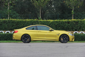 宝马M4正侧（车头向右）