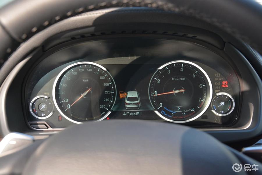 【宝马x62015款xdrive35i 豪华型仪表盘背光显示汽车
