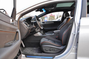 索纳塔九前排空间