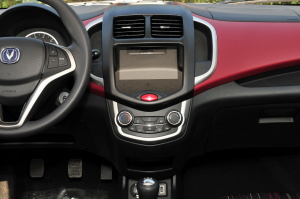 奔奔中控台正面