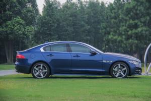 捷豹XE正侧（车头向右）