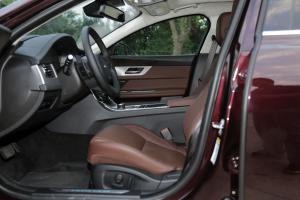 捷豹XFL前排空间