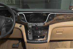 别克GL8中控台正面