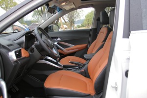 宝骏510前排空间