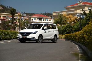 宝骏730前45度（车头向左）