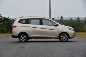 启辰M50V正侧（车头向右）