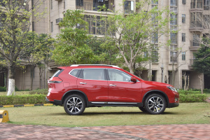 奇骏正侧（车头向右）