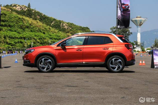 外观 正侧车头向左水平