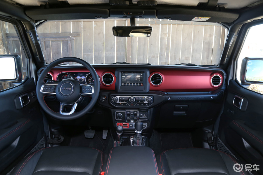 【牧马人2018款2.0T Rubicon 四门基本版内饰