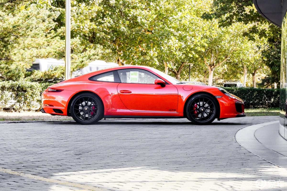 【保时捷9112017款carrera gts侧前45度车头向左水平
