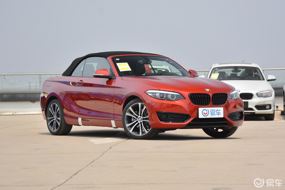 【宝马2系2019款敞篷轿跑车 225i 运动设计套装侧前45度车头向右水平