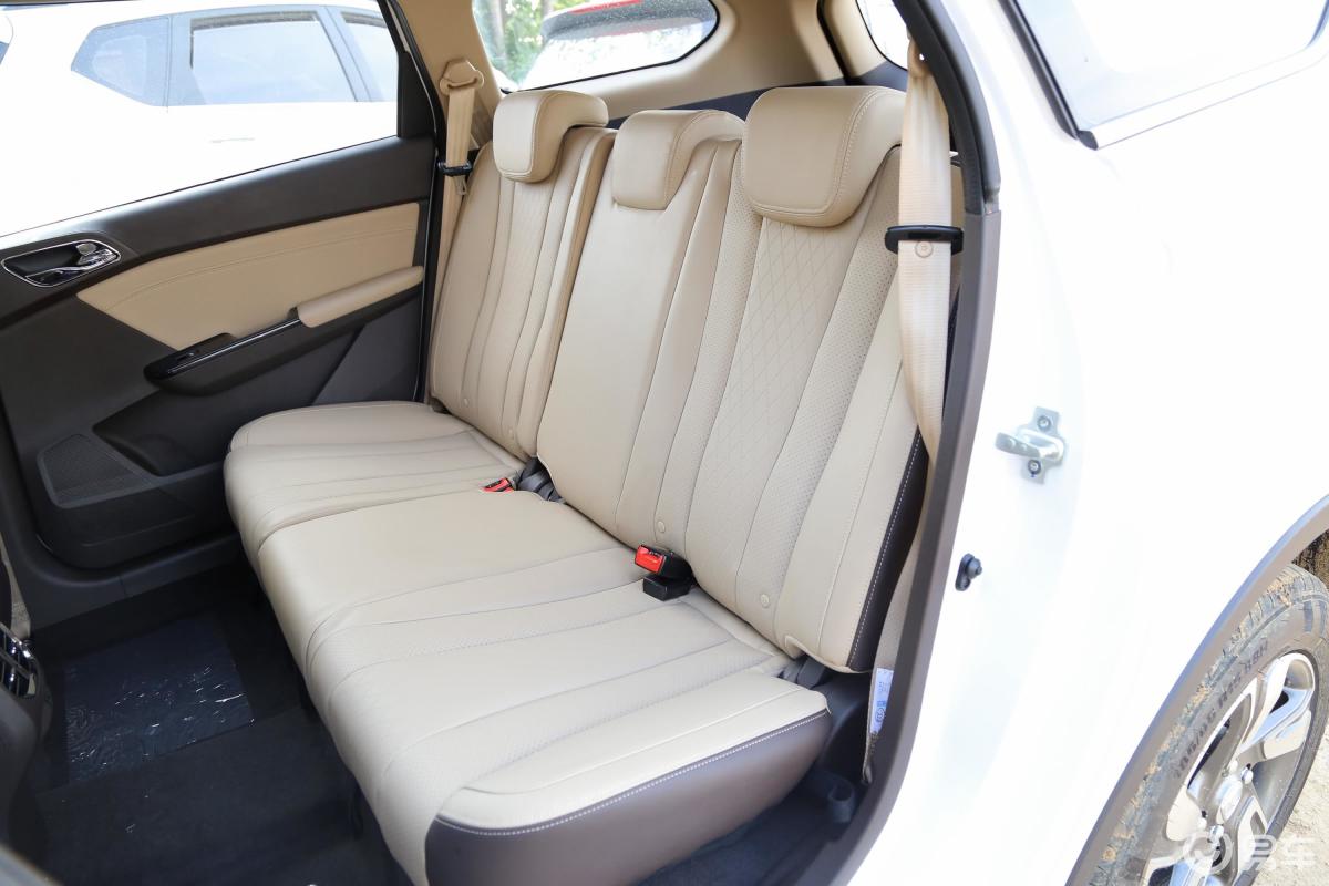【宝骏310w2017款1.5l 手动 豪华型 国vi后排座椅汽车