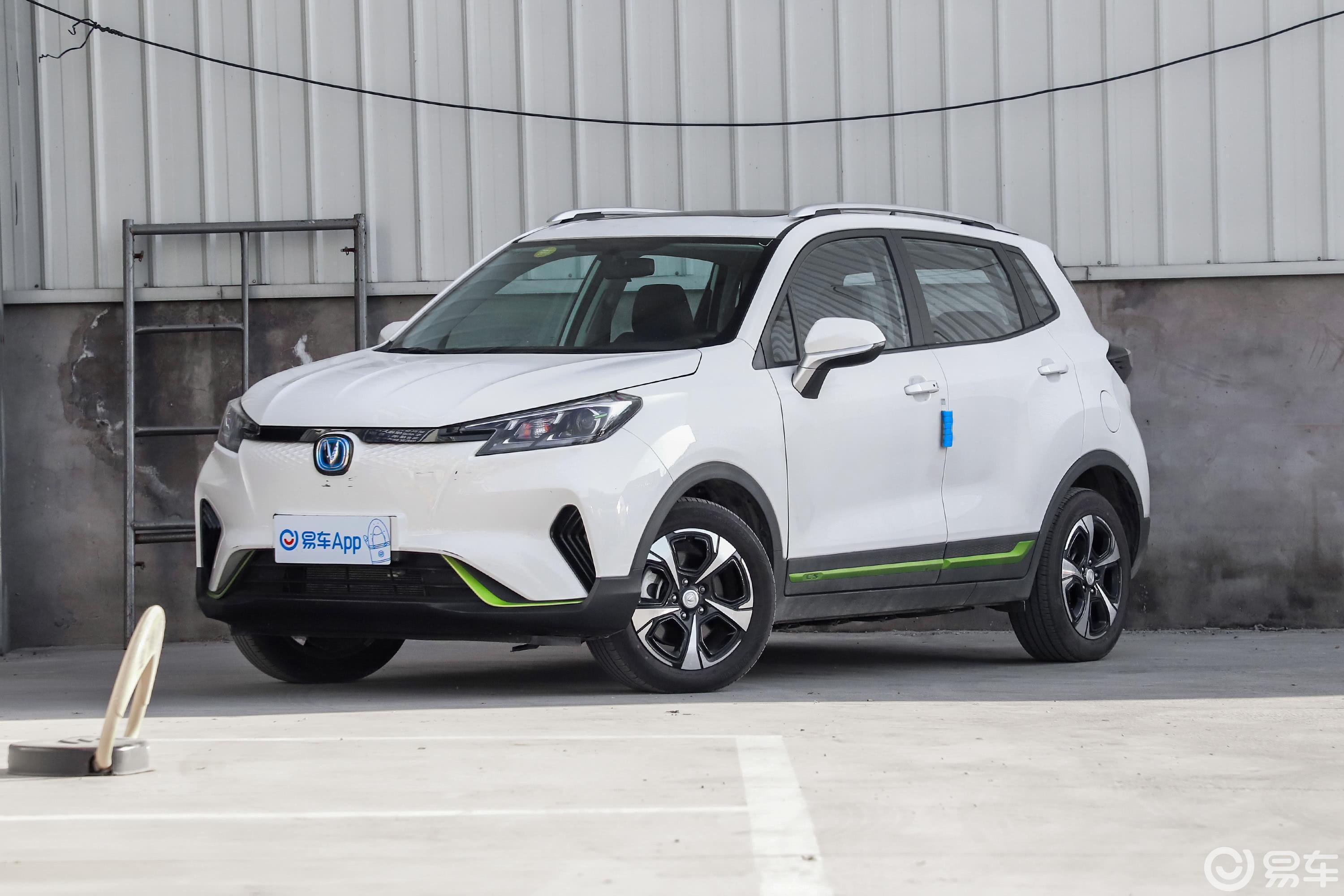 【长安cs15ev2020款顶配版侧前45度车头向左水平汽车