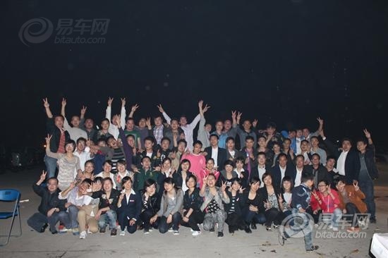 伴随着激动人心的运动会进行曲,被分成销售部、售后部、中心库、后勤部4个部门的公司全体人员各自组成方正队依次出场。为了在本次运动会上有更加自如的表现,大家一改往日的“西装革履款”,纷纷换上“运动休闲风”,尽管装扮上有点五花八门,各队整齐嘹亮的口号却是煞有介事。 团队风采展示过后由湖南有道总经理占总致运动会开幕词。说是致开幕词,占总亲切平易的话语却更像是跟员工在话家常。作为湖南有道这个大家庭的“一家之长”,随着家庭的不断壮大,要操心的事