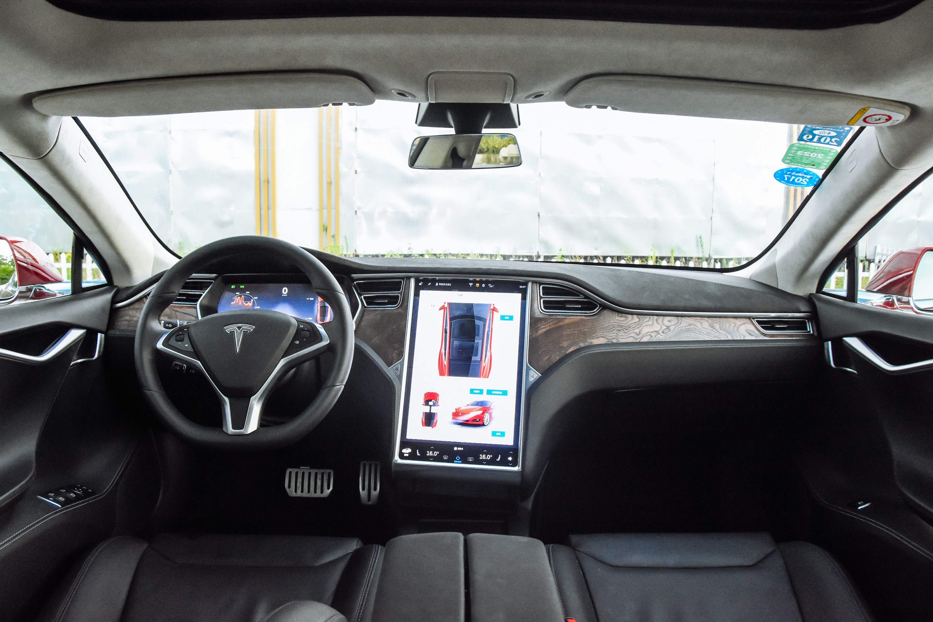 特斯拉model s/x车型有望采用model 3车型的内饰设计,同时其内部用料