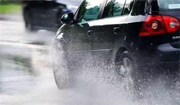 “高温”“大雨”天气频发 安全行车必备小窍门
