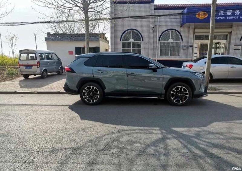 rav4荣放 2021款 2.0l cvt 四驱 尊贵版