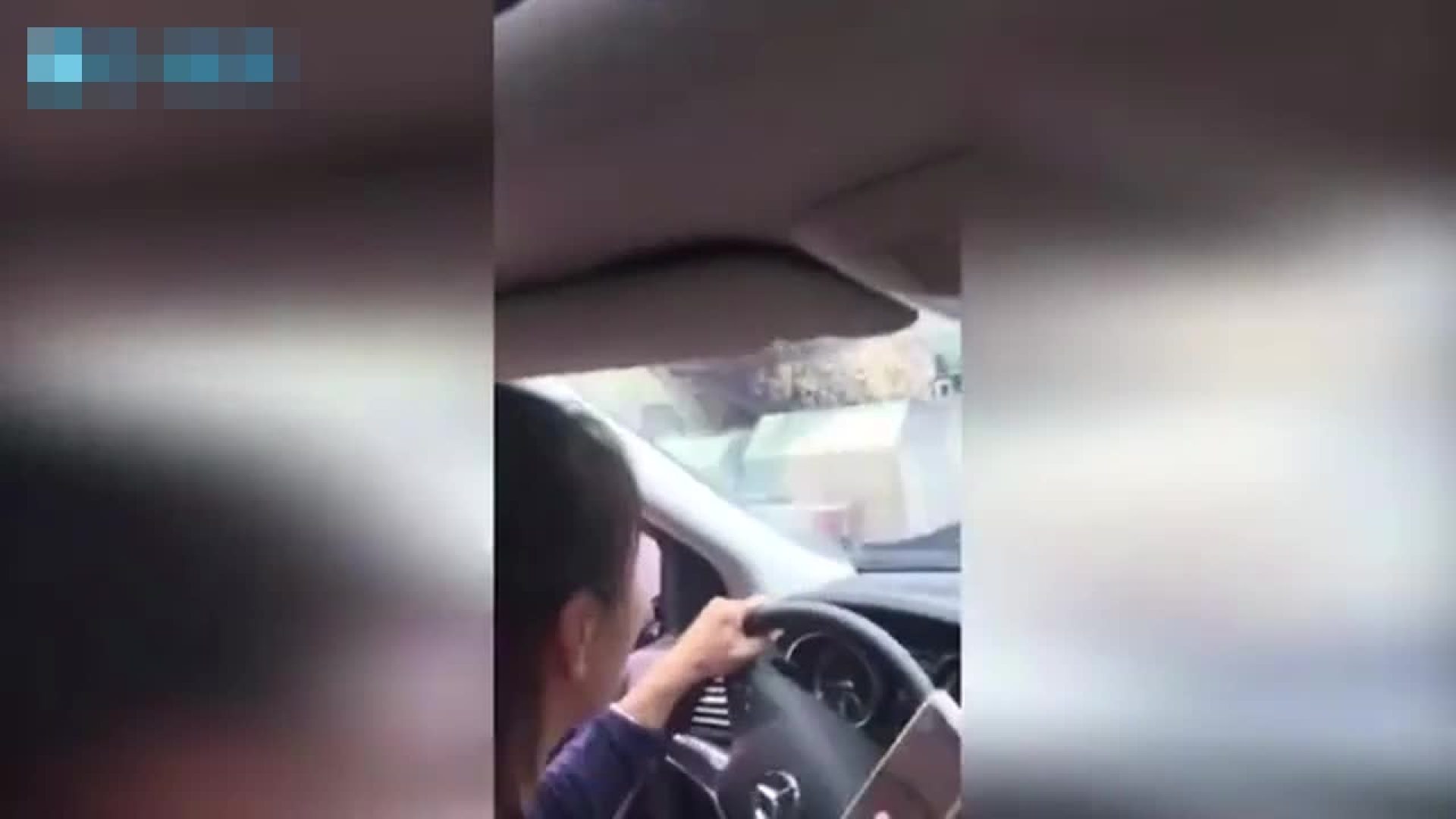 女司机边开车边拍小视频 弄掉奔驰一只