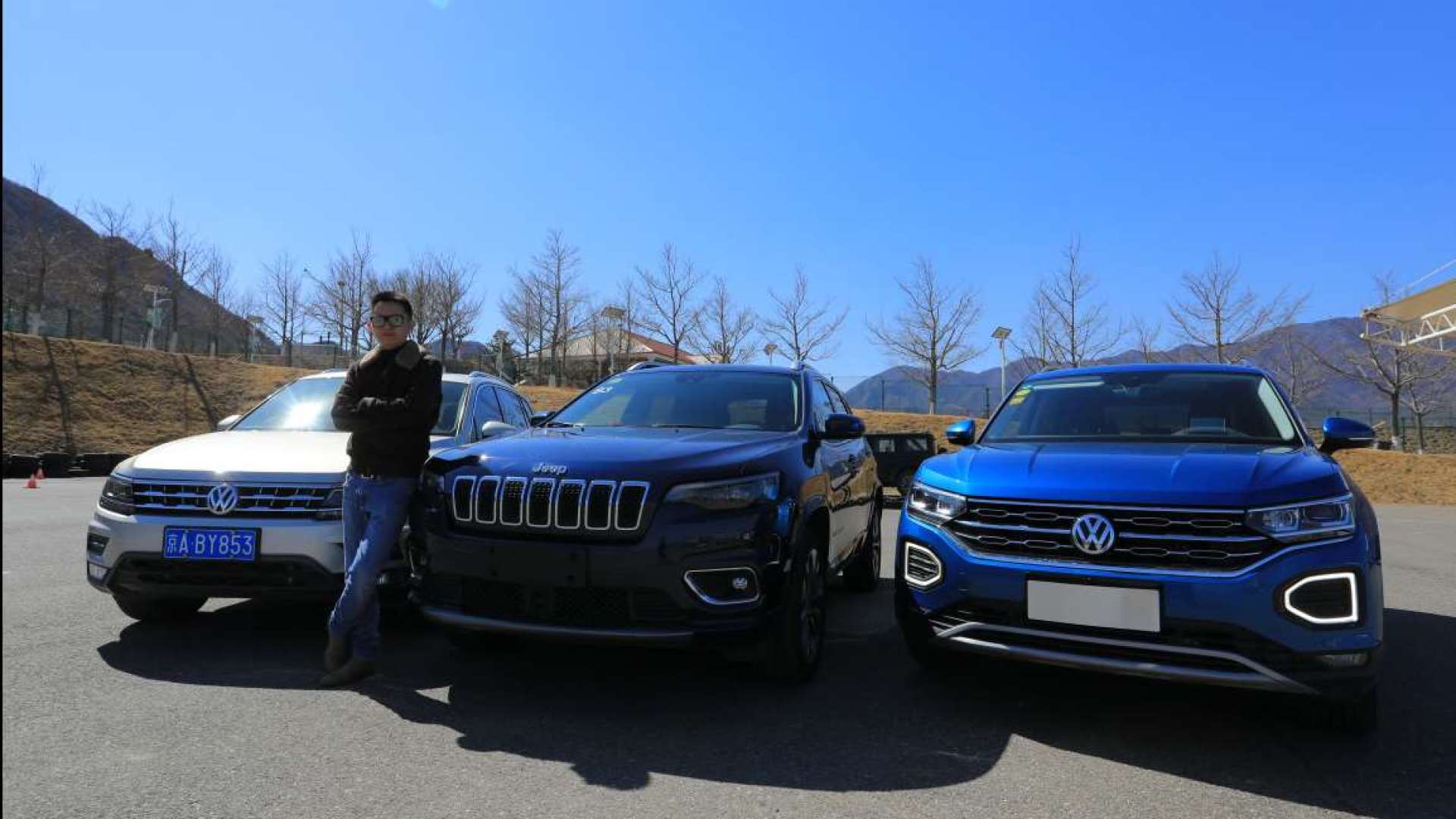 25万元中型suv jeep自由光对比大众途观l 探岳