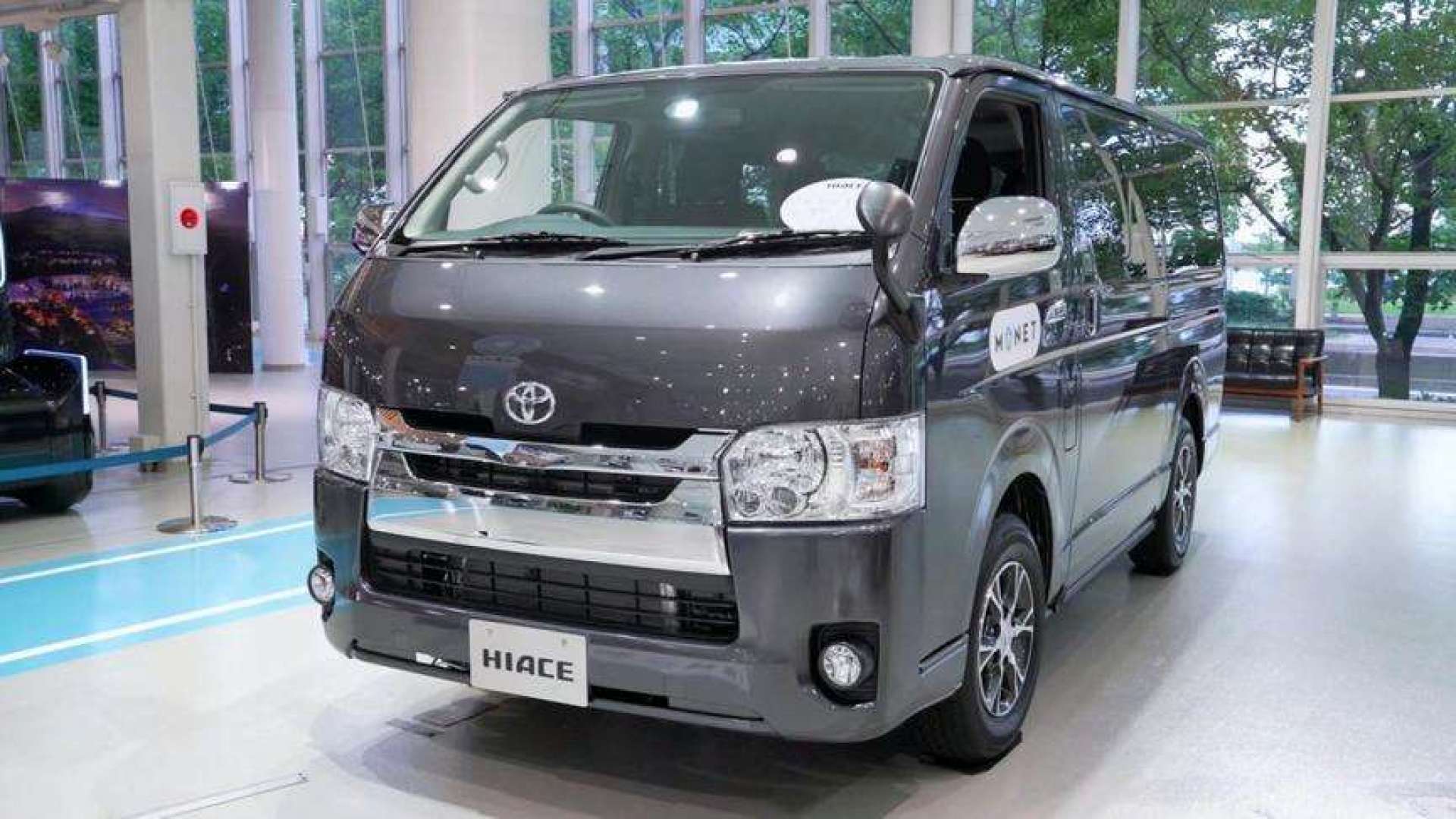 新车到店,实拍2020款丰田海狮hiace 2wd,空间真不赖!_易车视频