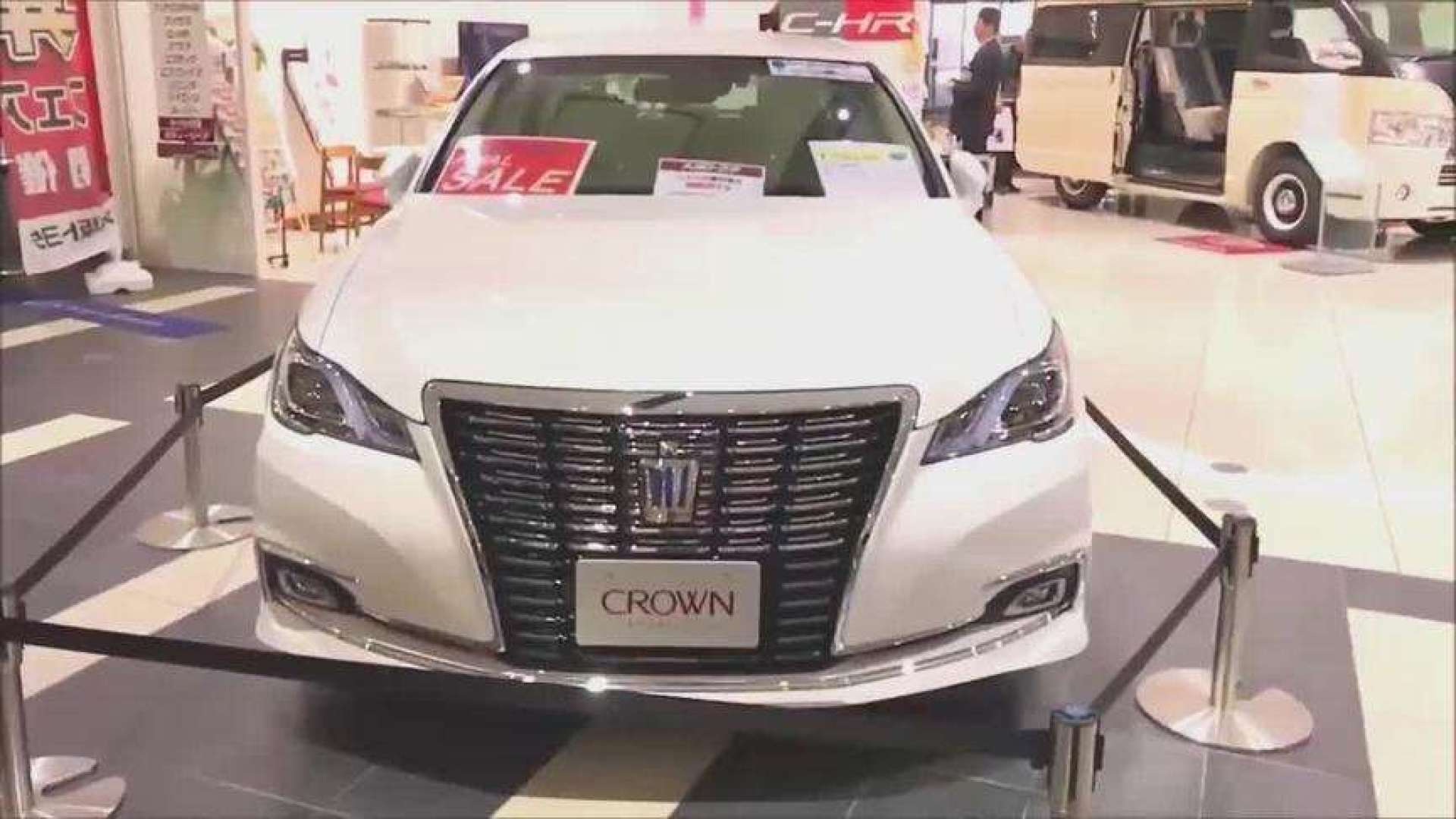 丰田皇冠crown混动版,看到帅气颜值