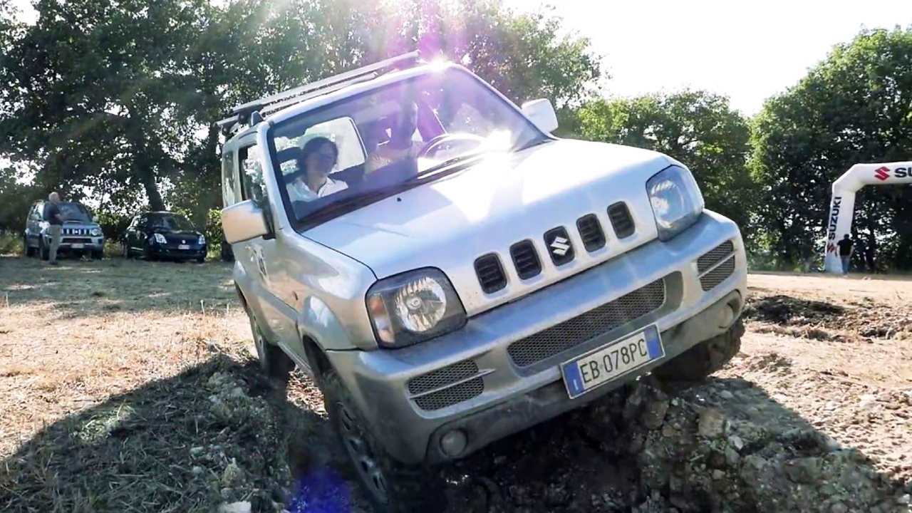 铃木4x4长途越野挑战强悍征服坑洼路段