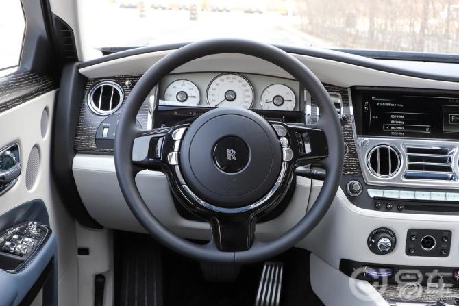 劳斯莱斯前面小金人车标属于标配带有的吗?