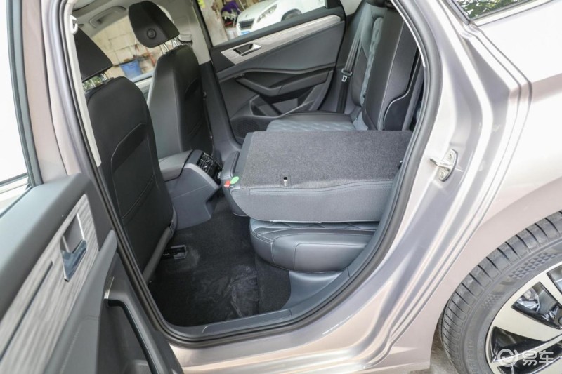 速腾的后排空间确实挺宽敞的,以我180cm的身高为例,前排是我的驾驶