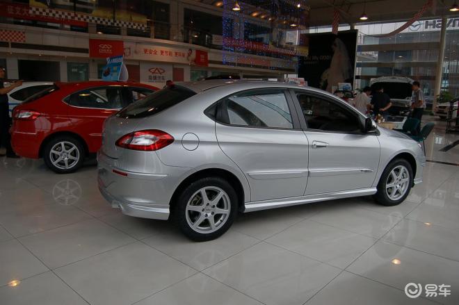 6mt精英型奇瑞a3两厢外观