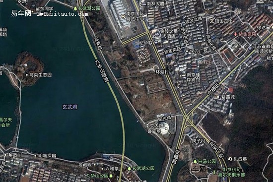 九华山隧道是个跨湖隧道,斜跨玄武湖