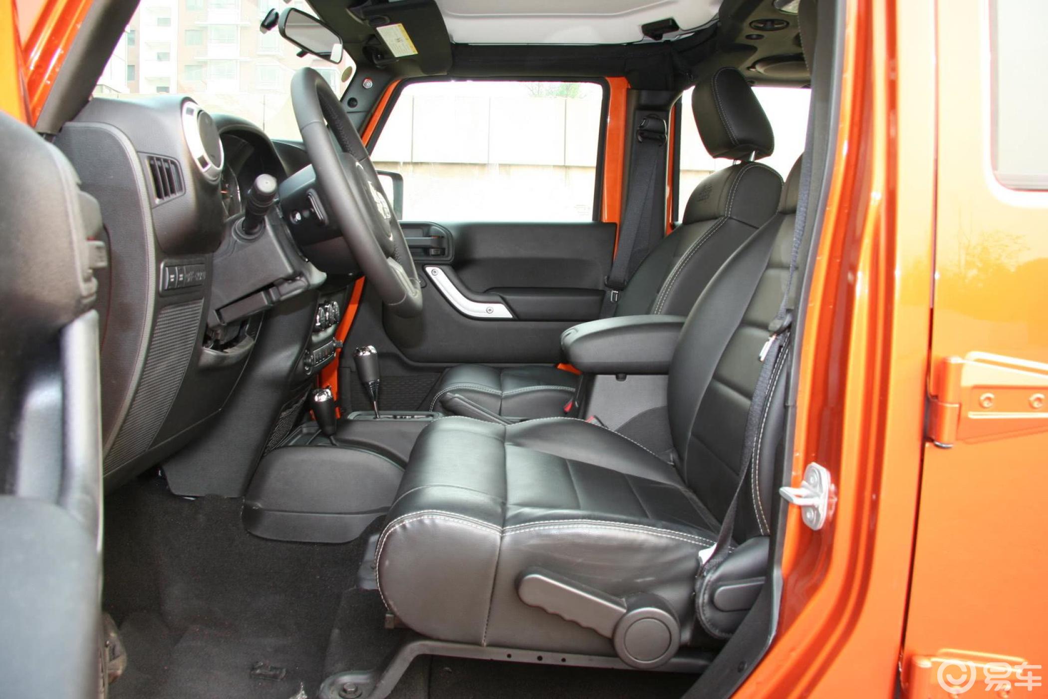 【牧马人2011款rubicon四门款前排空间汽车图片-汽车图片大全】-易车