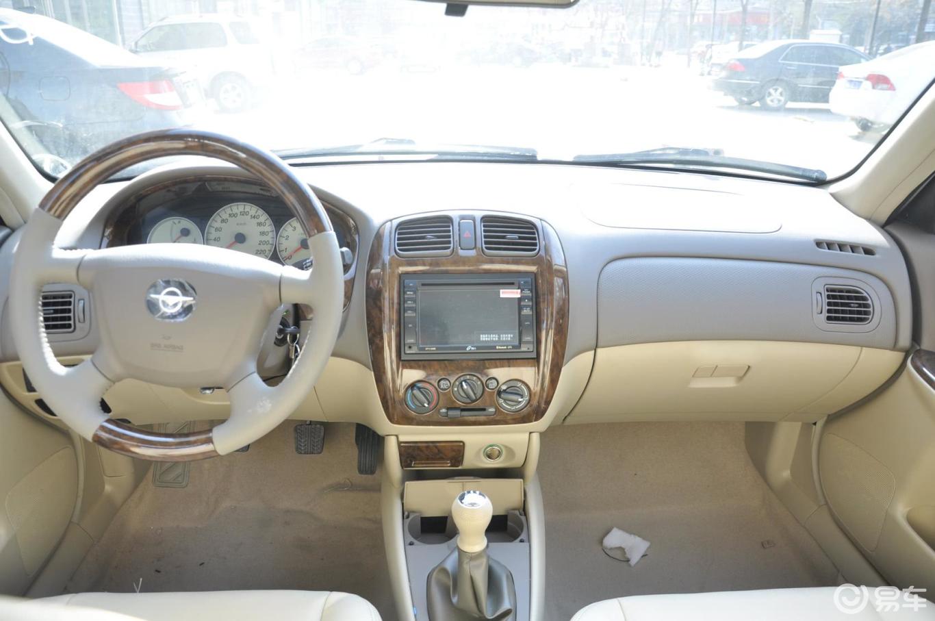 完整内饰(中间位置)