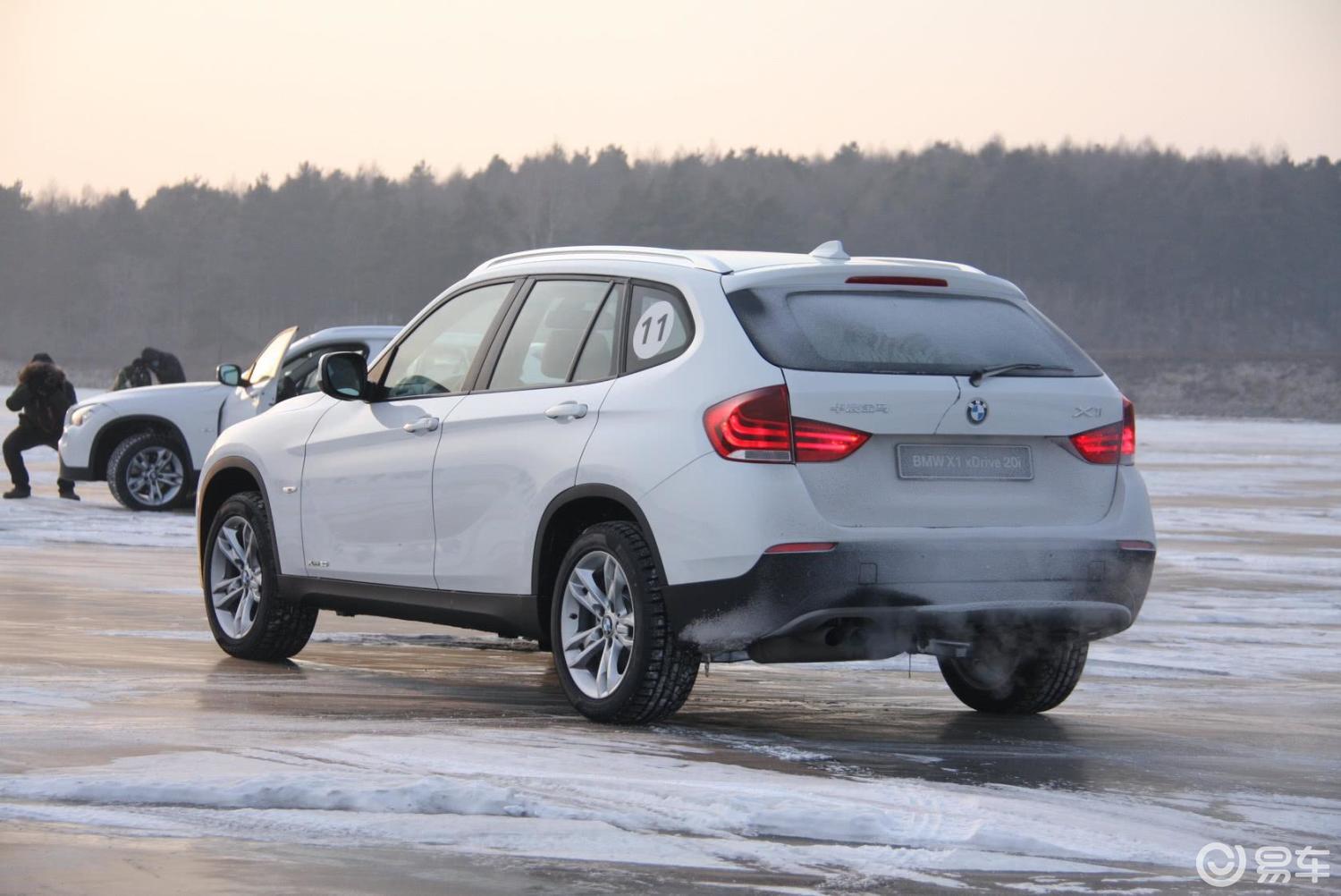 【宝马x12012款xdrive20i豪华型侧后45度车头向左水平汽车图片-汽车