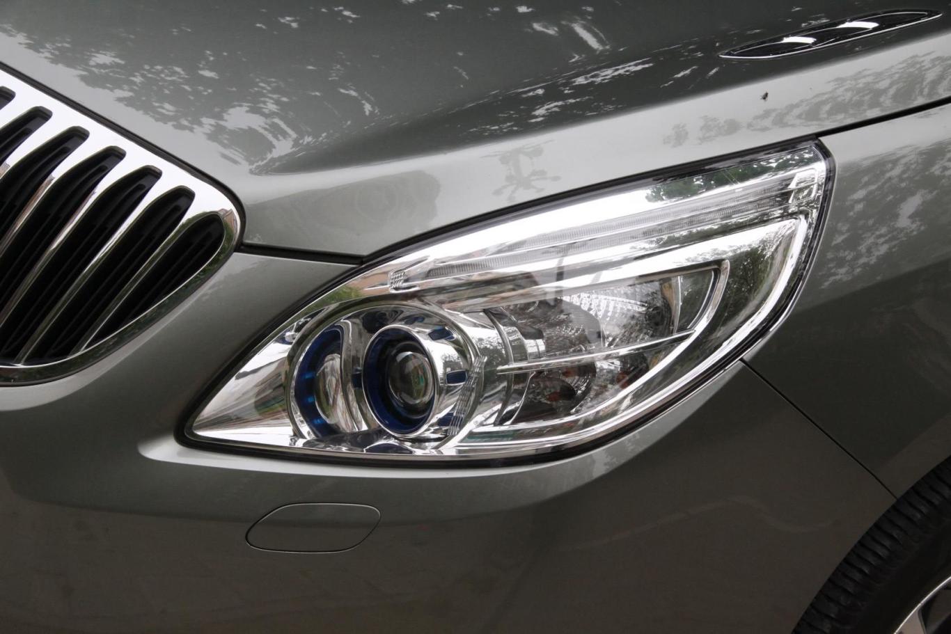 别克gl8豪华商务车 3.0 xt 旗舰版大灯侧45度俯拍