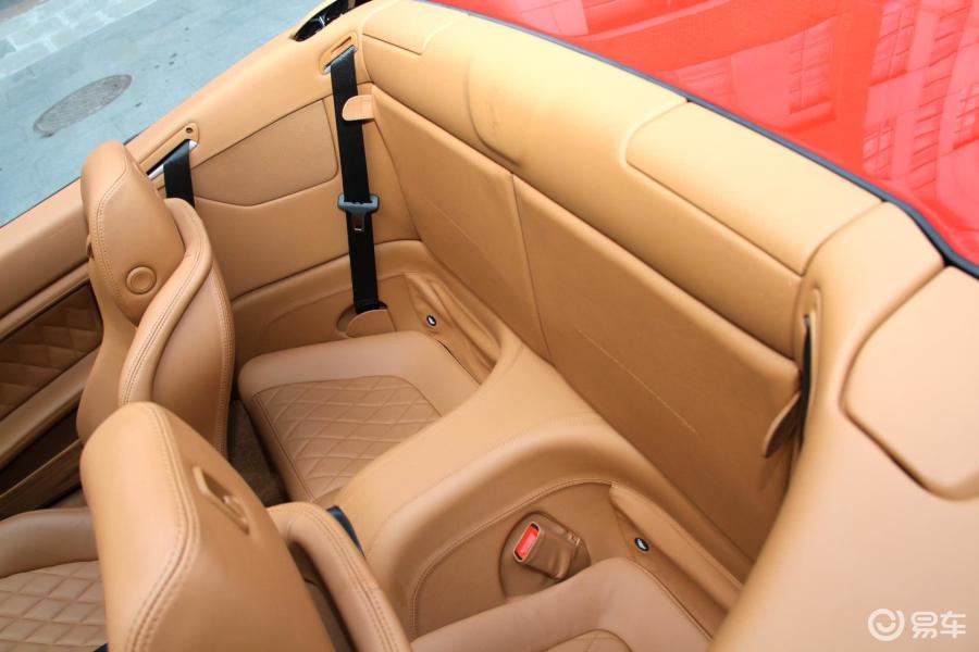 法拉利california 后排座椅图