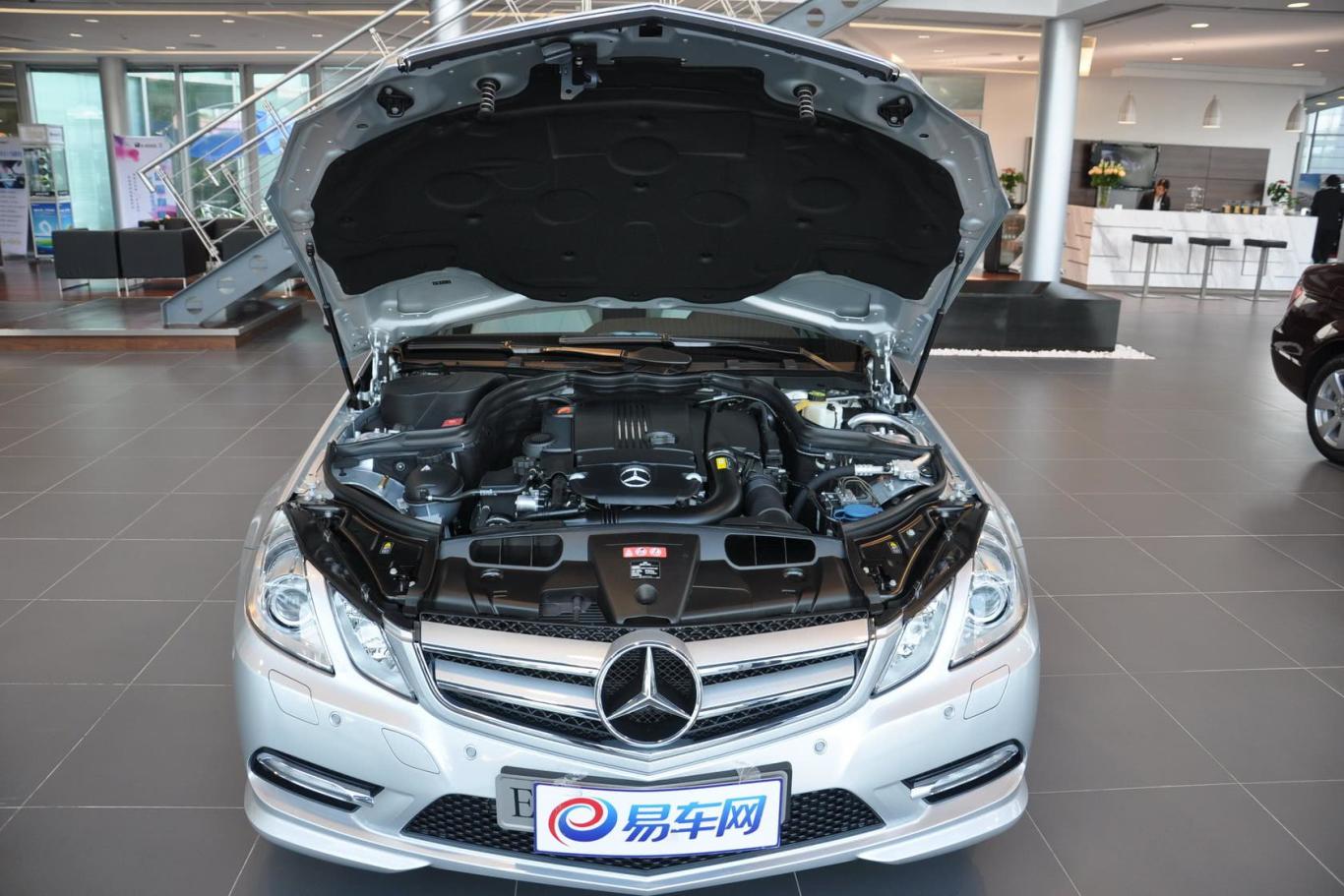 e 260 cgi 双门轿跑车发动机盖开启