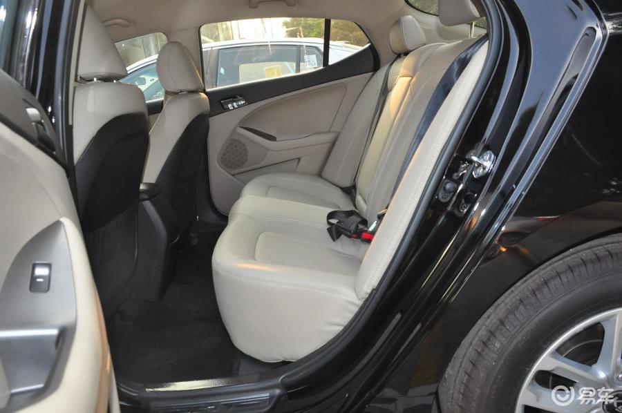 起亚k5凯酷 后排空间图