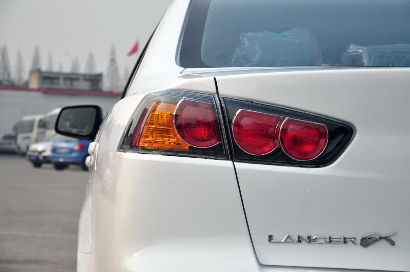 翼神1.8l classic黑白版尾灯侧45度俯拍