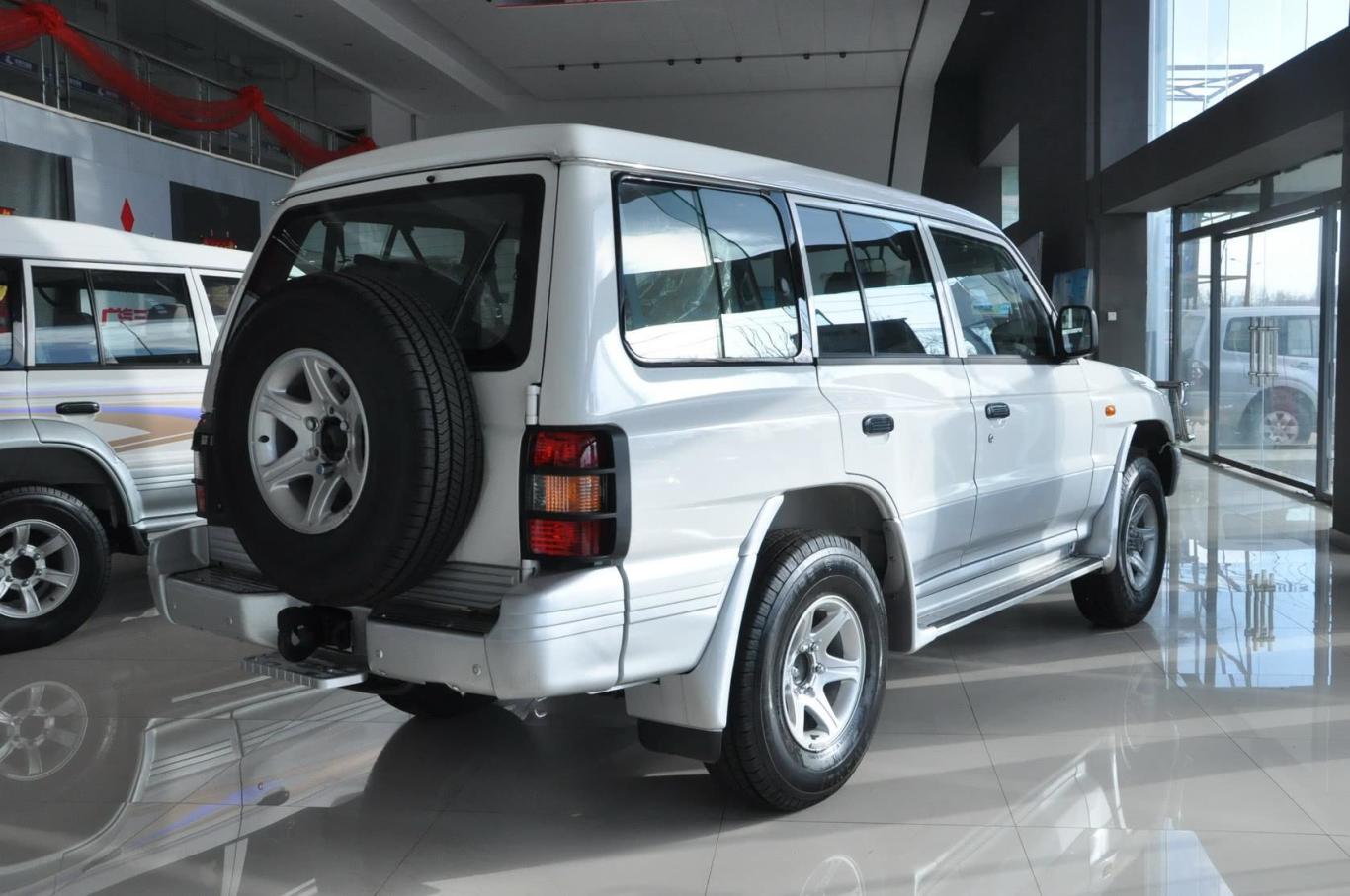 黑金刚2.2l 手动 两驱 标准版 cfa6481m侧后45度车头向右水平