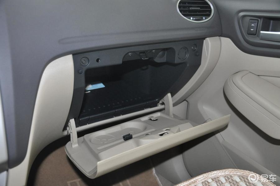 福特福克斯两厢 手套箱图