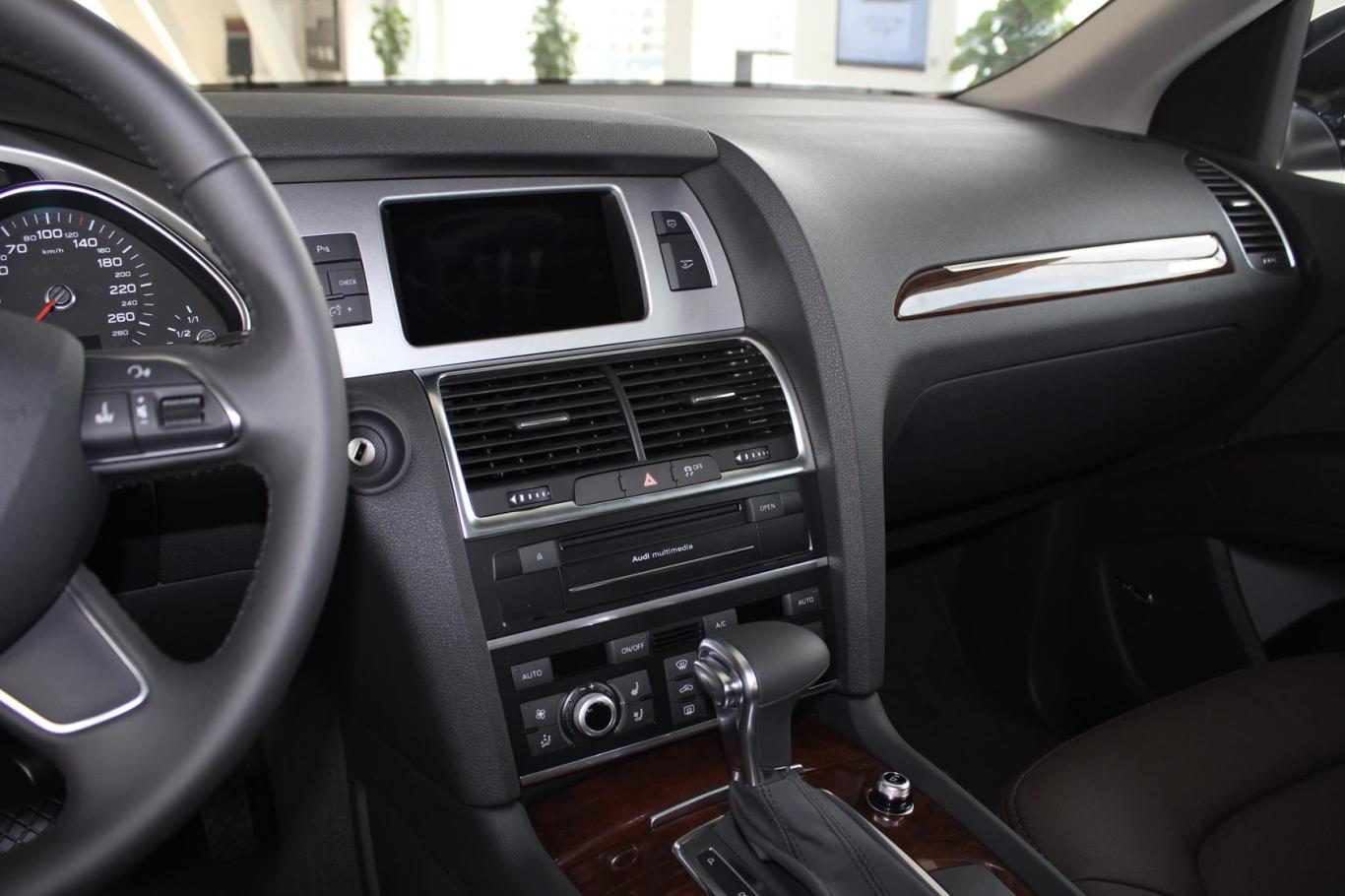 奥迪q735 tdi quattro 运动型中控台驾驶员方向