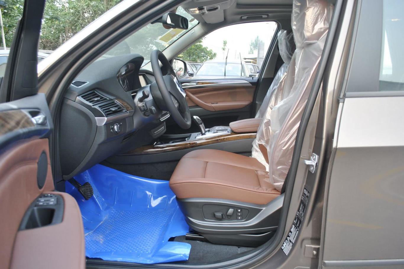 宝马x5(进口)xdrive35i 领先型前排空间